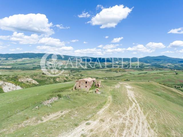 Antico rudere di 330 mq circa nel cuore della Val D' Orcia c. 328m² Radicofani