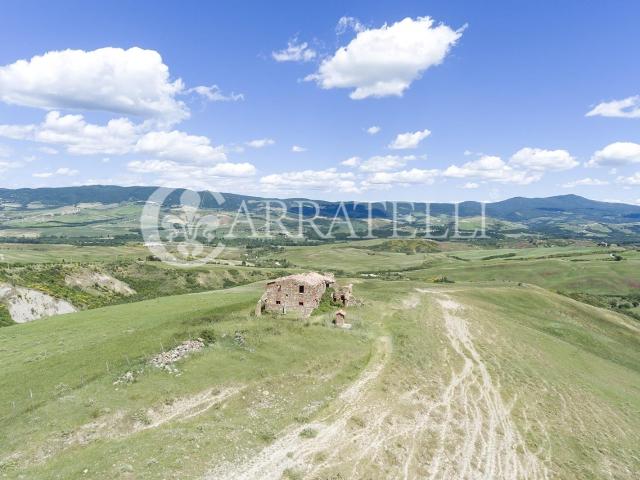 Antico rudere di 330 mq circa nel cuore della Val D' Orcia c. 328m² Radicofani