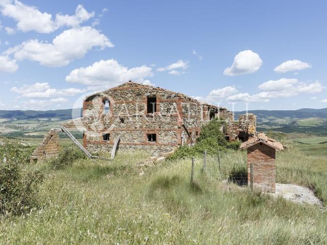 Antico rudere di 330 mq circa nel cuore della Val D' Orcia c. 328m² Radicofani