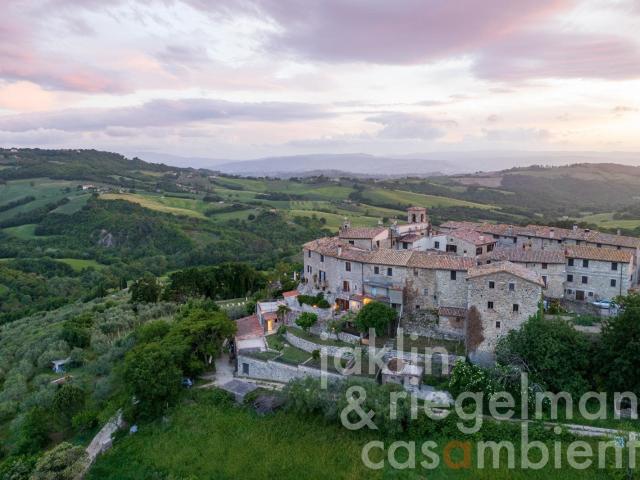 Antica casa in pietra con giardino e vista panoramica a Sara. 234m² Gualdo Cattaneo
