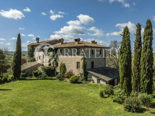 Antica torre di avvistamento risalente al 1200 completamente. 682m² Todi
