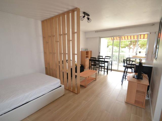 ANTIBES BADINE, A LOUER MEUBLEE A L'ANNEE, Grand studio avec coi