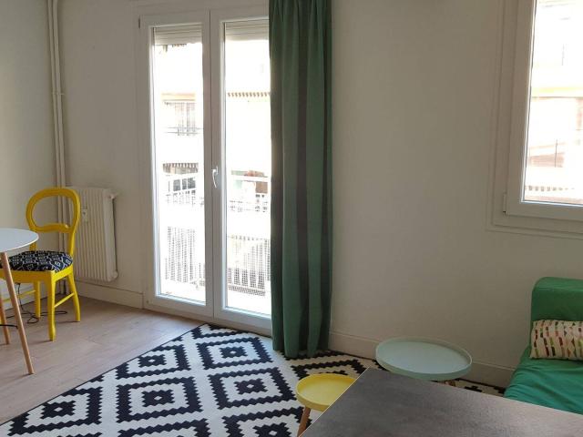 ANTIBES CENTRE – STUDIO MEUBLÉ 28 m² – 5ᵉ ÉTAGE – BALCON