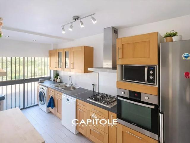 Antibes Exclusivité À pied du centre ville et des plages, appartement 3 pièces traversant et climatisé, terrasse, vue dégagée, parking et cave