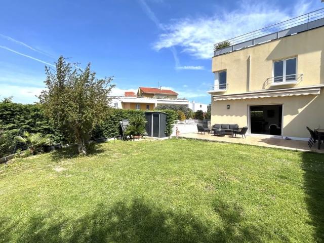 Antibes Location appartement / villa duplex dans résidence standing avec piscine