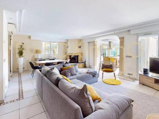Antibes, Villa récente en parfait état, quartier résidentiel & calme absolu, proximité au centre et axes routiers, belle prestations, sous sol total, piscine jardin plat