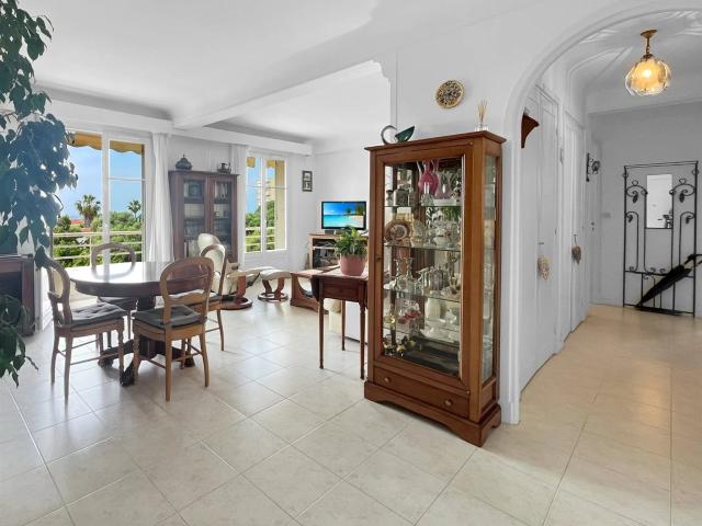 Antibes 3 pièces de 70 m² avec garage, cave et aperçu mer 69m² Antibes