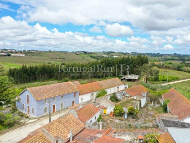 Antiga quinta agrícola com 11 hectares e 4700 m2 de construções, a 20 km do mar