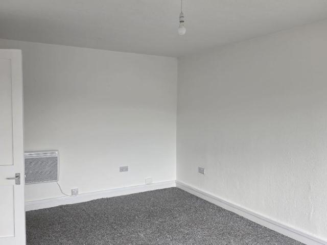 Antigua Street, Central, Greenock, PA15 3 bed flat to rent £750 pcm £173 pw