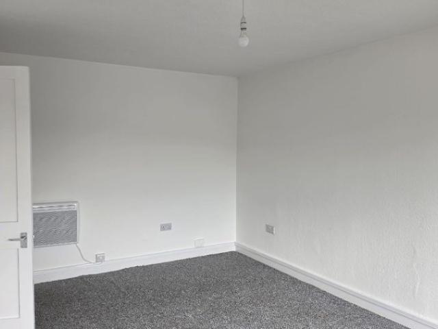 Antigua Street, Central, Greenock PA15, 2 bed flat to rent, £750 pcm | PrimeLocation