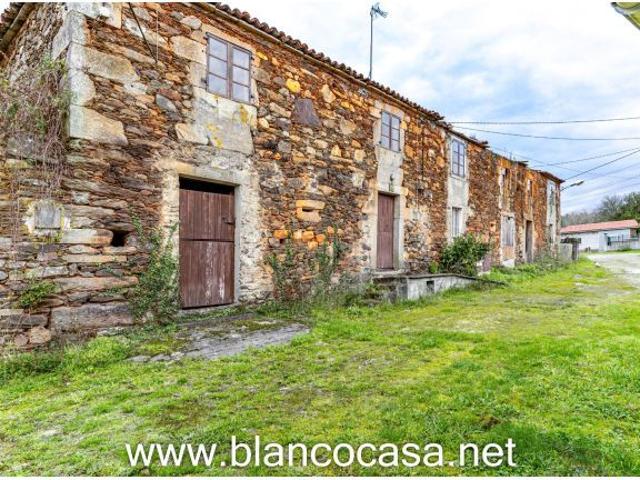 Antiguo PAZO para REFORMAR + 6.200 m² de SOLAR URBANO a 1,2 km del REFUGIO DE VERDES ? Coristanco