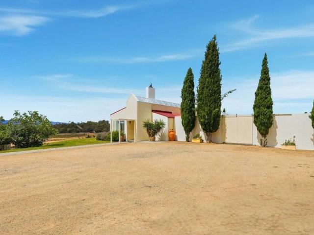 'Antipodes 324' | Productive Vineyard & Architectural Residence