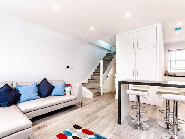 Antrobus Road, Chiswick, London, W4 3 bed flat to rent £3,250 pcm £750 pw