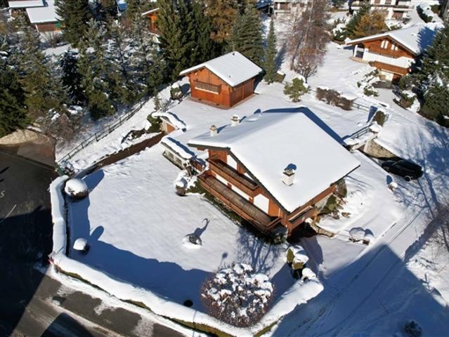 Anwesen mit zwei einzelnen Chalets, die durch Keller verbunden sind