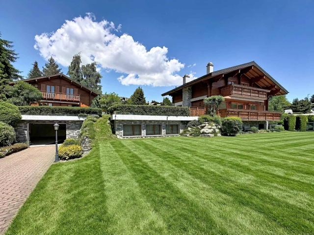 Anwesen mit zwei einzelnen Chalets, die durch Keller verbunden sind