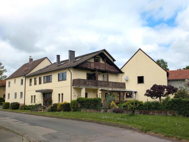 Anwesen mit zwei Wohnhäusern, Garten, Garagen, Scheune & NGeb