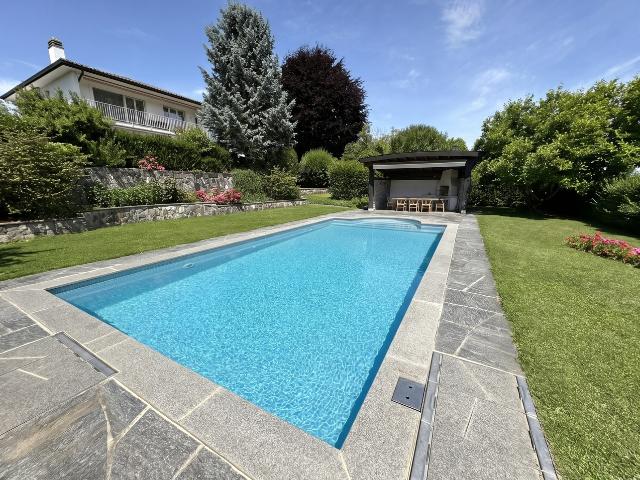 Anwesen mit zwei 4,5 Zimmerwohnungen, grossem Garten und Swimmingpool