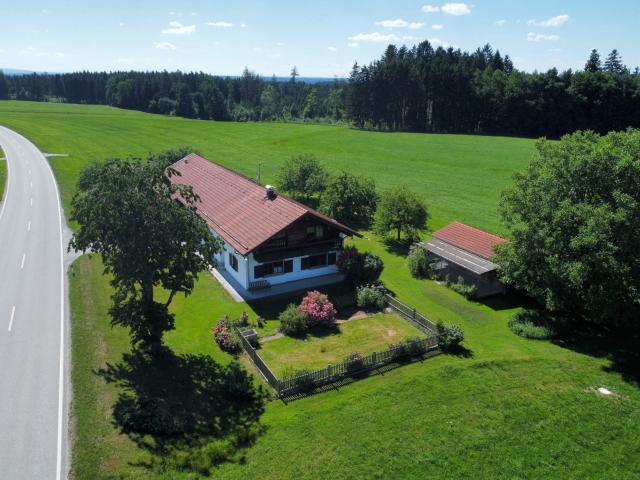 Anwesen auf großem Grund, mit Halle und Nebengebäude sowie genehm. Vorbescheid für Neubau mit 5 WE