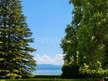 Anwesen am Wasser mit privatem Ponton