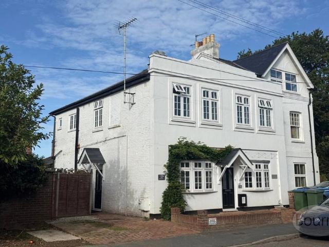 Anyards Road, Cobham, Surrey, KT11 3 bed penthouse to rent £2,350 pcm £542 pw