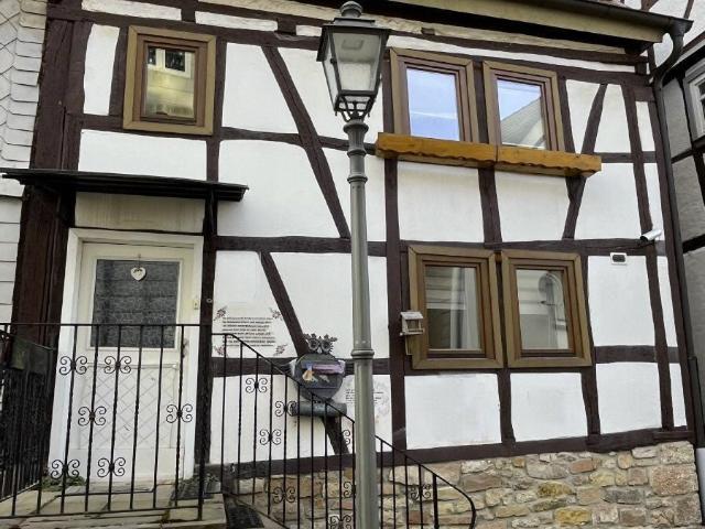 AS Immobilien.com + gemütliches Häuschen an der historischen Stadtmauer