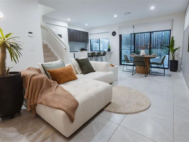 SOLARIS 4 BEDROOM TOWNHOUSE ON TWO LEVELS SOLAR & EV CHARGER