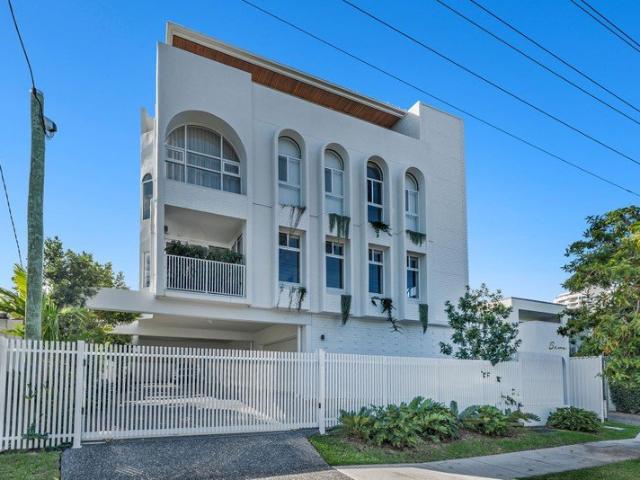 As New Designer Entertainer With Main River Views