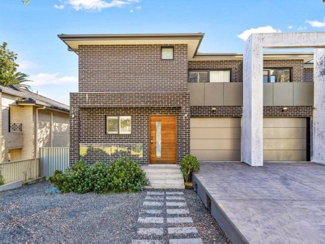 Well maintained duplex of bold contemporary design