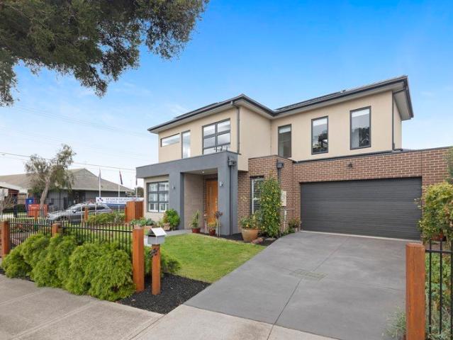 As New Family Oasis in Prized Locale, Steps From the Bay