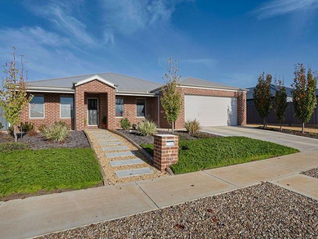 As New Home, Great Shed, Over 1/4 Acre in Town!