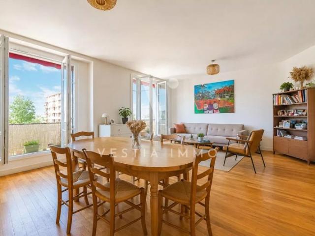 Asnières Centre. Élégant 5 pièces familial de 95 m² 3 ch / étage élevé avec vue dégagée