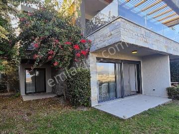 Asarlık'ta Denize Sıfır Özel Plajlı Sitede Bahçe Katı Rezidans