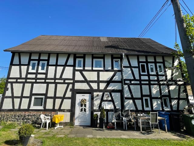 ASBACH Zentrum, 2 3 Parteienhaus mit 150 m² Wfl. DG ausbaufähig + weiterer Nutzflächen im EG/UG