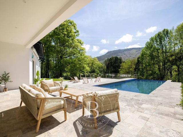 Ascain, Tres Belle Propriete De 250 M² Sur Terrain De 22 500. 244m² Ascain