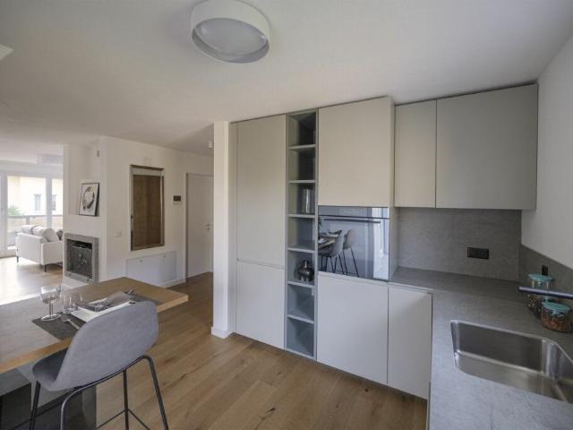 ASCONA Elegante Maisonette mit Cheminée & sonnigen Terrassen | Duplex elegante con camino e terrazze soleggiate