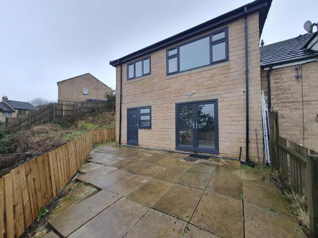 Ascot Drive, Bradford BD7, 2 bed flat to rent, £1,000 pcm | PrimeLocation