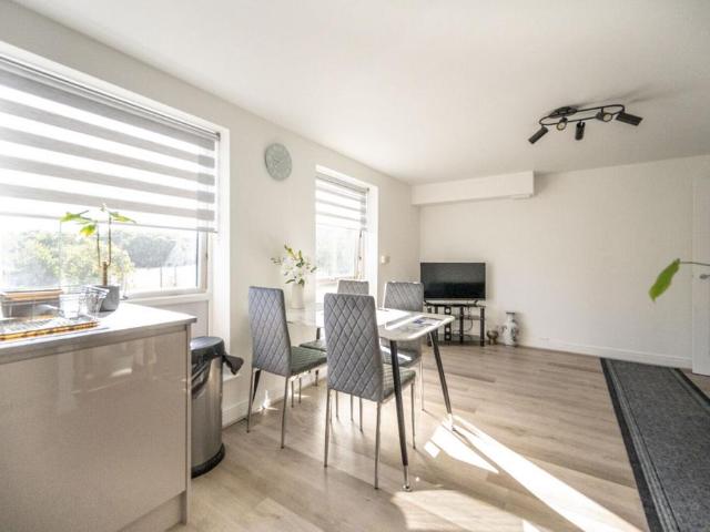 Ashton Court, Connington Crescent. 2 bed flat to rent £1,800 pcm £415 pw