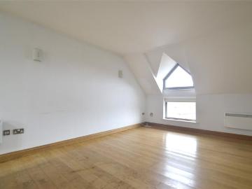 Ashton Court, Bishops Cleeve GL52 2 bed apartment to rent £1,000 pcm £231 pw