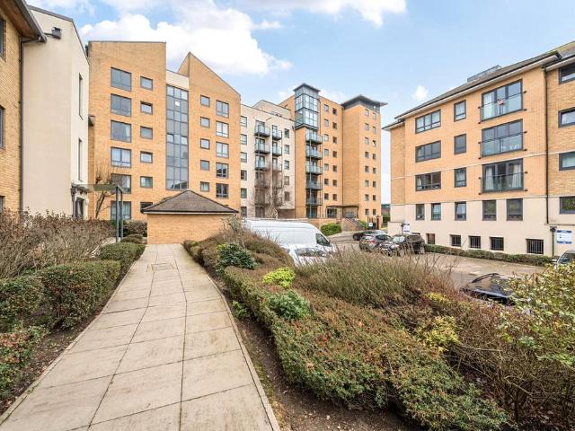 Ashton Court, Victoria Way, Woking, GU21 1 bed flat to rent £1,350 pcm £312 pw