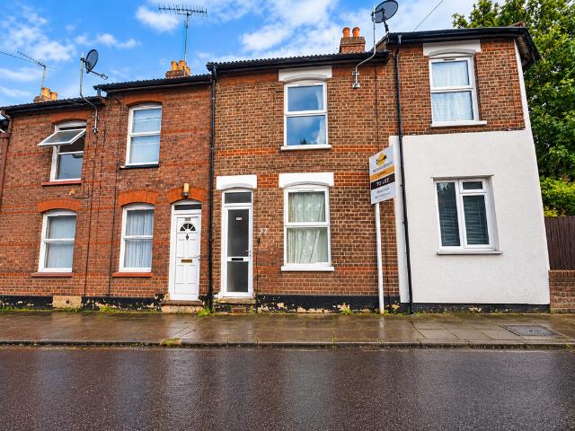 Ashton Road, Luton LU1 3 bed terraced house to rent £1,650 pcm £381 pw