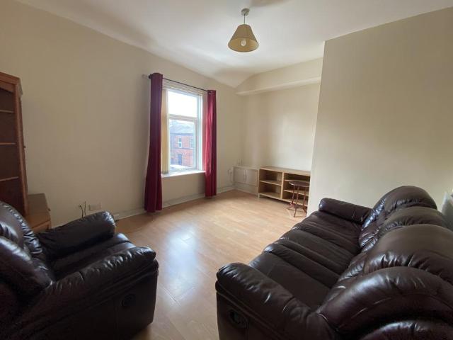 Ashton under Lyne, OL6 1 bed flat to rent £700 pcm £162 pw