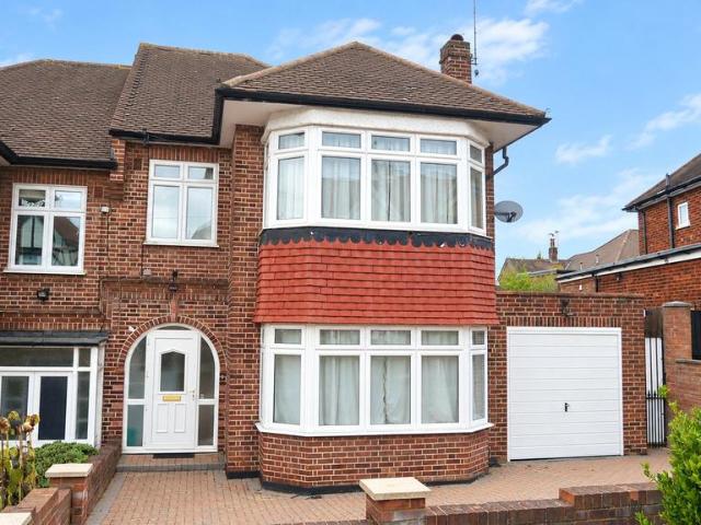 Ashurst Road, Cockfosters, EN4 3 bed semi detached house to rent £2,700 pcm £623 pw