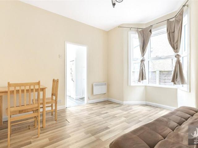 Ashville Road, London, E11 2 bed apartment to rent £1,900 pcm £438 pw