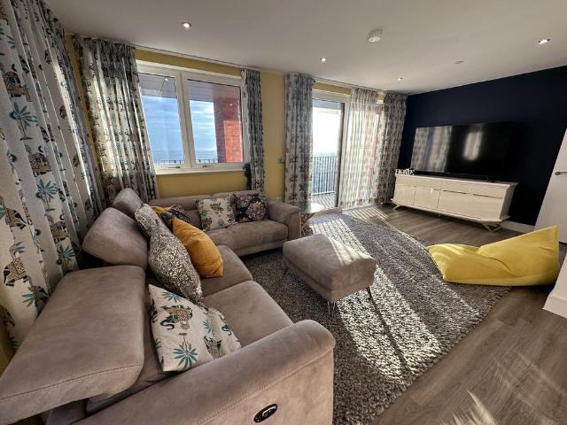 Ashwell House, Healum Avenue. 3 bed penthouse to rent £2,700 pcm £623 pw