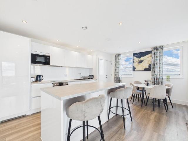 Ashwell House, Healum Avenue. 3 bed penthouse to rent £2,750 pcm £635 pw