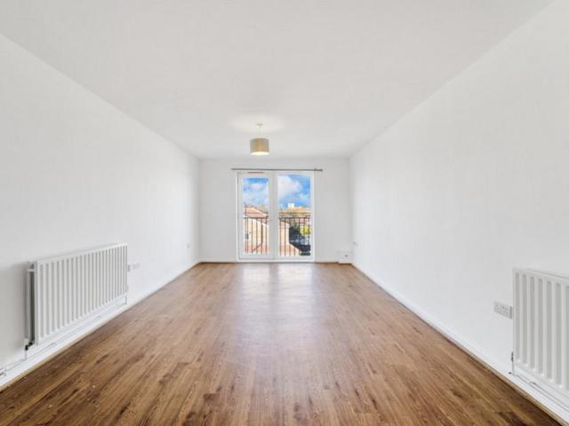 Ashwood Place, Tamar Way, Slough, SL3. 2 bed flat to rent £1,450 pcm £335 pw