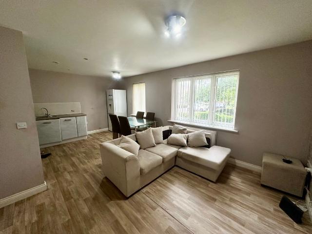 Ash Court, Leeds LS14, 2 bed flat to rent, £1,000 pcm | PrimeLocation