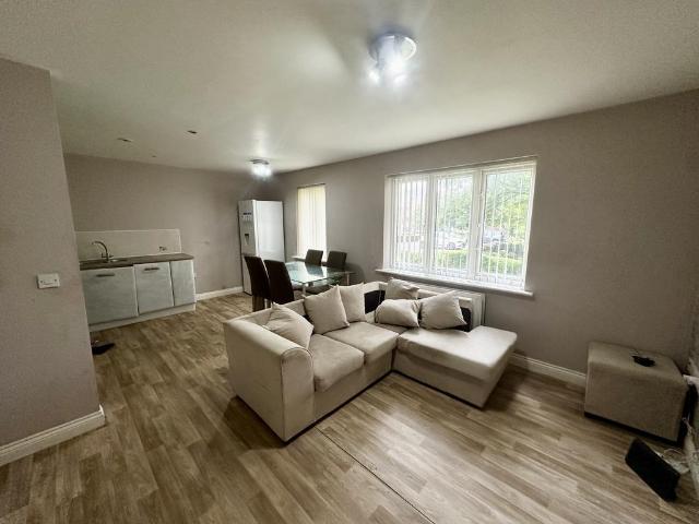 Ash Court, Leeds, LS14 2 bed flat to rent £1,000 pcm £231 pw