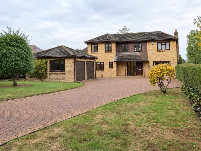 Ash, Aldershot GU12 5 bed detached house to rent £3,600 pcm £831 pw