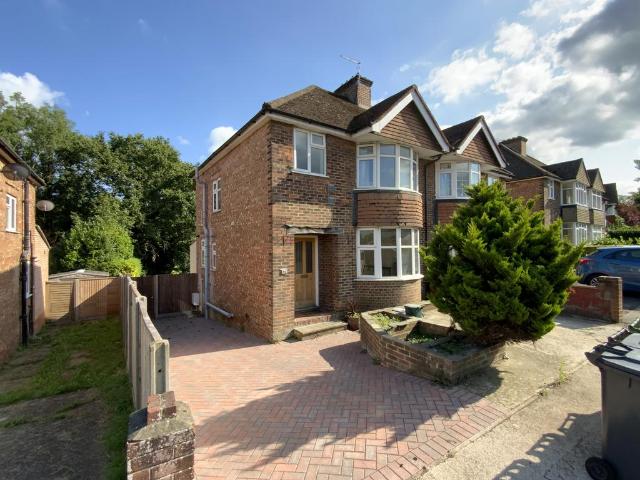 Ash Grove, Guildford GU2 6 bed semi detached house to rent £4,490 pcm £1,036 pw